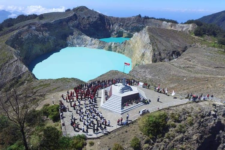 Danau Kelimutu: Keindahan Mistis Tiga Warna di Flores